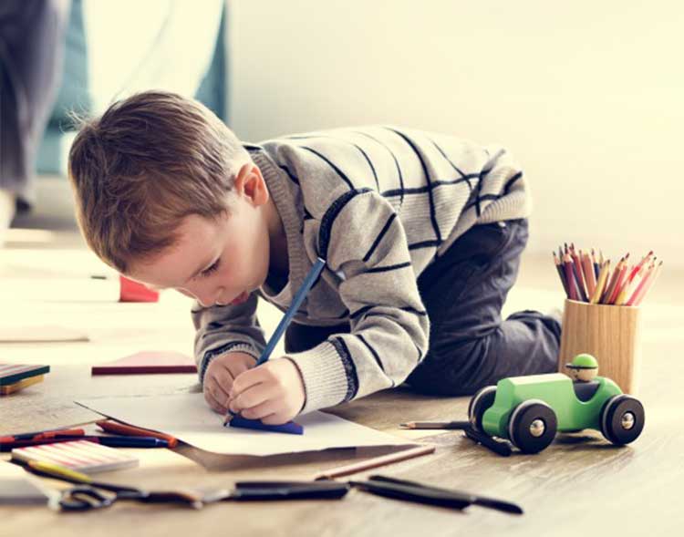 Un enfant concentré sur une activité Montessori dans une salle de classe bien organisée