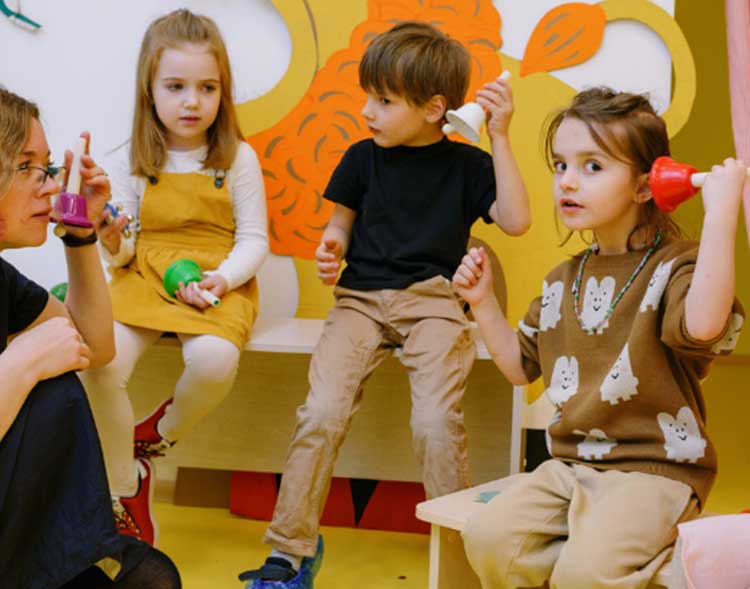 Un enfant interagissant avec des matériaux sensoriels Montessori
