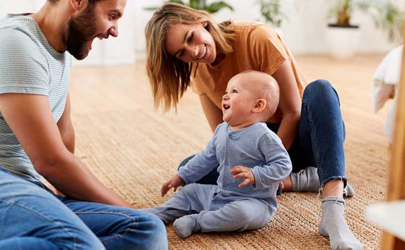 Une famille engagée dans une activité d'apprentissage Montessori à la maison, symbolisant une communication ouverte et des relations saines entre parents et enfants.