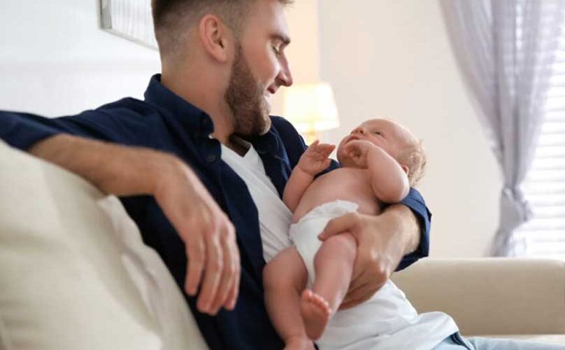 Père et bébé partageant un moment de qualité pour renforcer leur lien d'attachement.