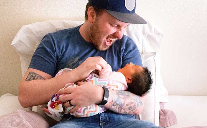 Nouveau papa tenant son bébé et créant un lien émotionnel