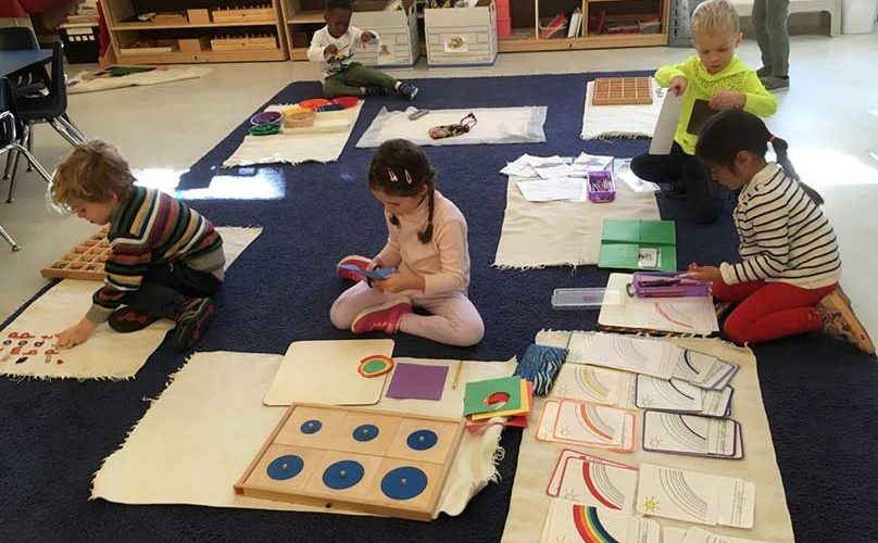 Enfant apprenant la géométrie à travers la méthode Montessori