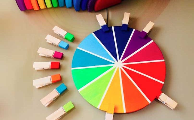 Enfants engagés dans des exercices de sens chromatique basés sur la méthode Montessori
